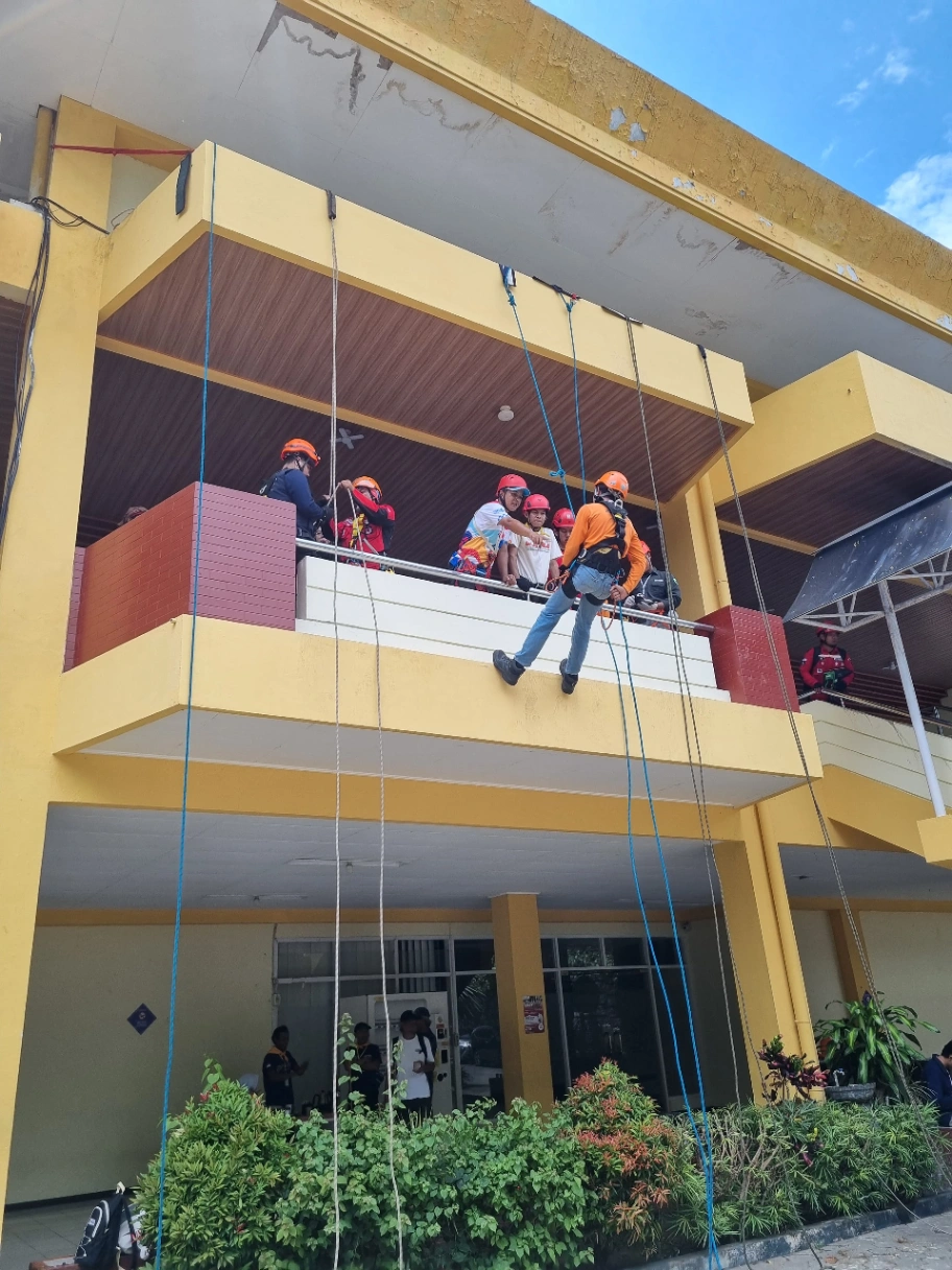 Asah Kemampuan Evakuasi Medan Ekstrem, Imapala UNMER Malang Gelar Latihan Vertical Rescue